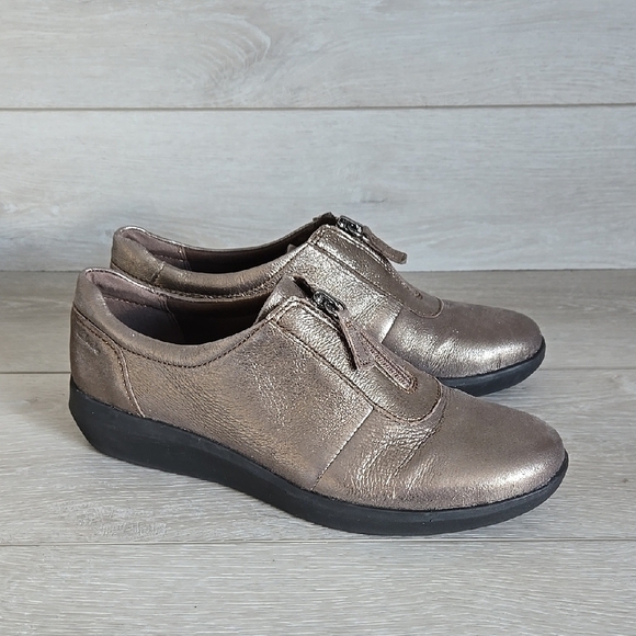 Clarks Collection Women Metallic Slip-On Shoes with Zipper Cushio Feel Sz 9M - Picture 1 of 12